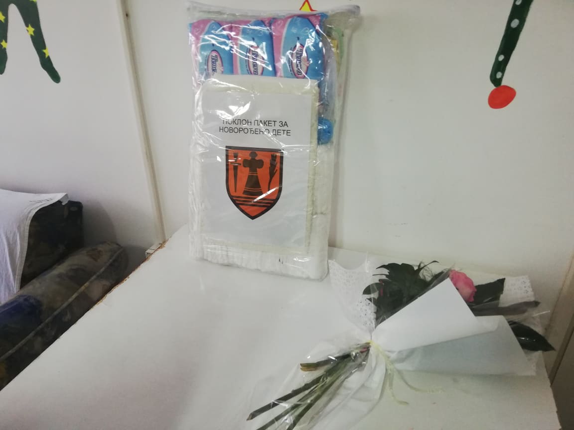 Grad uručio poklon vaučere za prve bebe rođene u ovoj godini