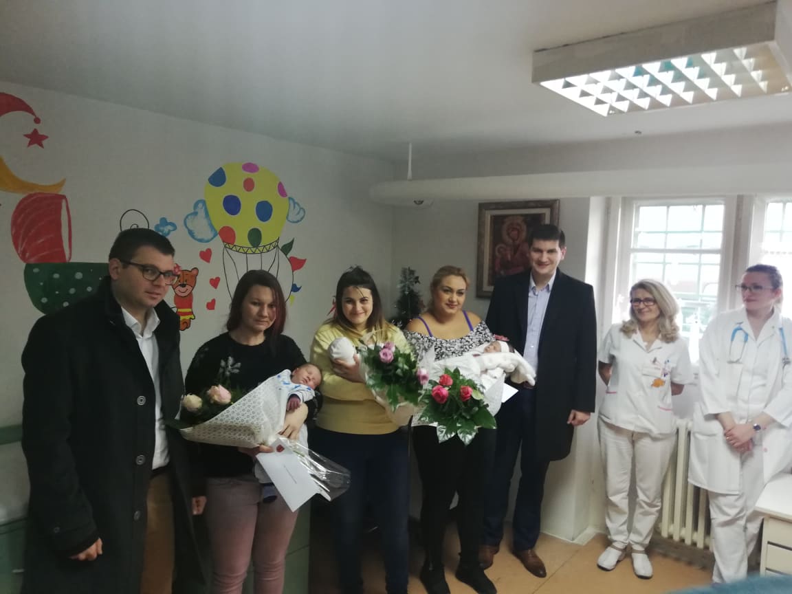 Grad uručio poklon vaučere za prve bebe rođene u ovoj godini