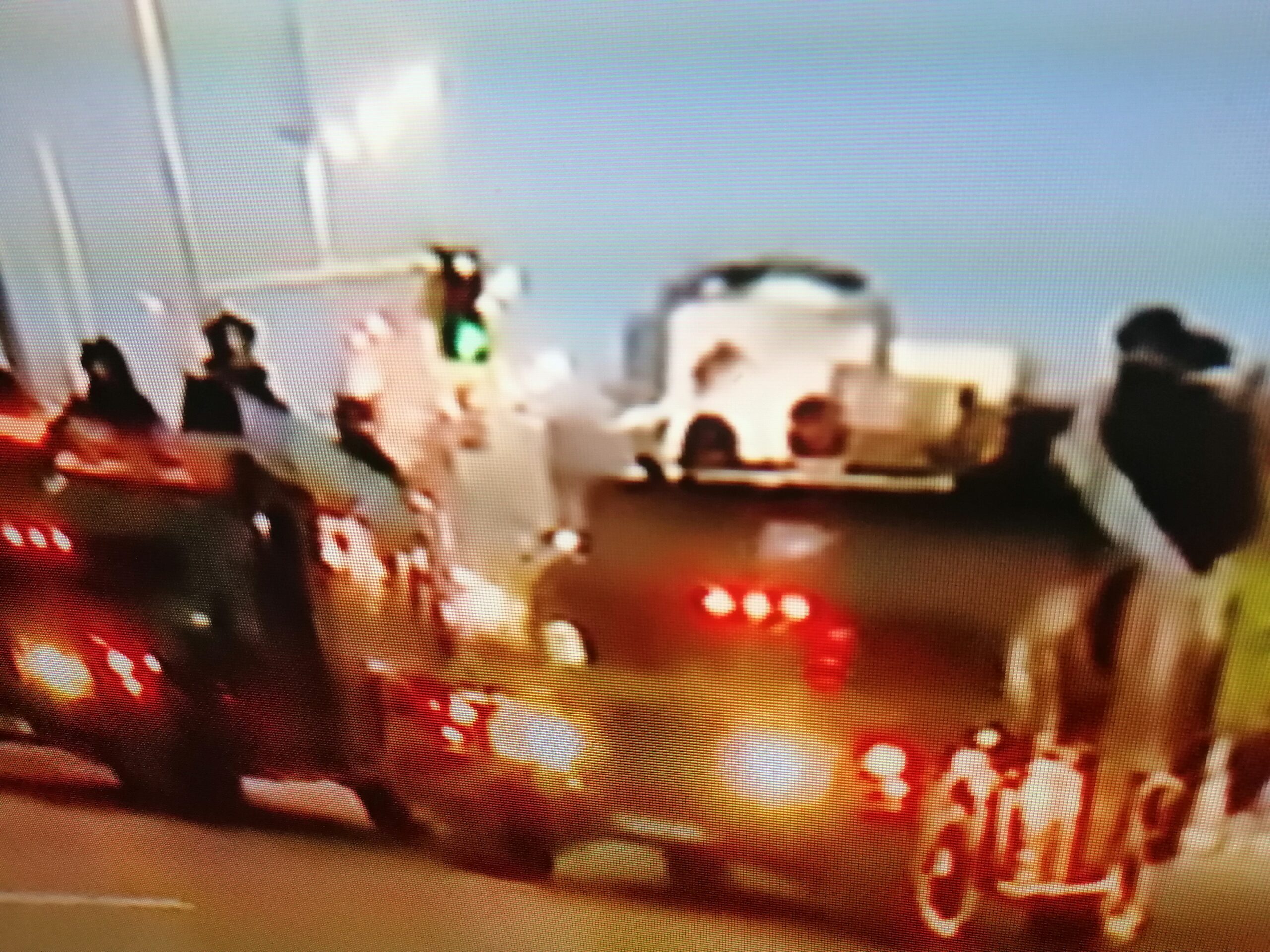Ponovo haos ispred Skupštine, napadnuta policija, demonstranti potisnuti