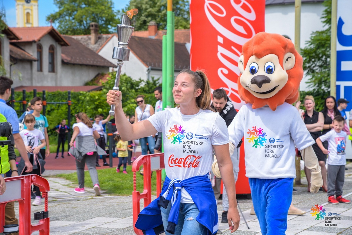 DETALJ IZ SREMSKE MITROVICE NOSENJE BAKLJE I PALJENJE PLAMENA PRIJATELJSTVA