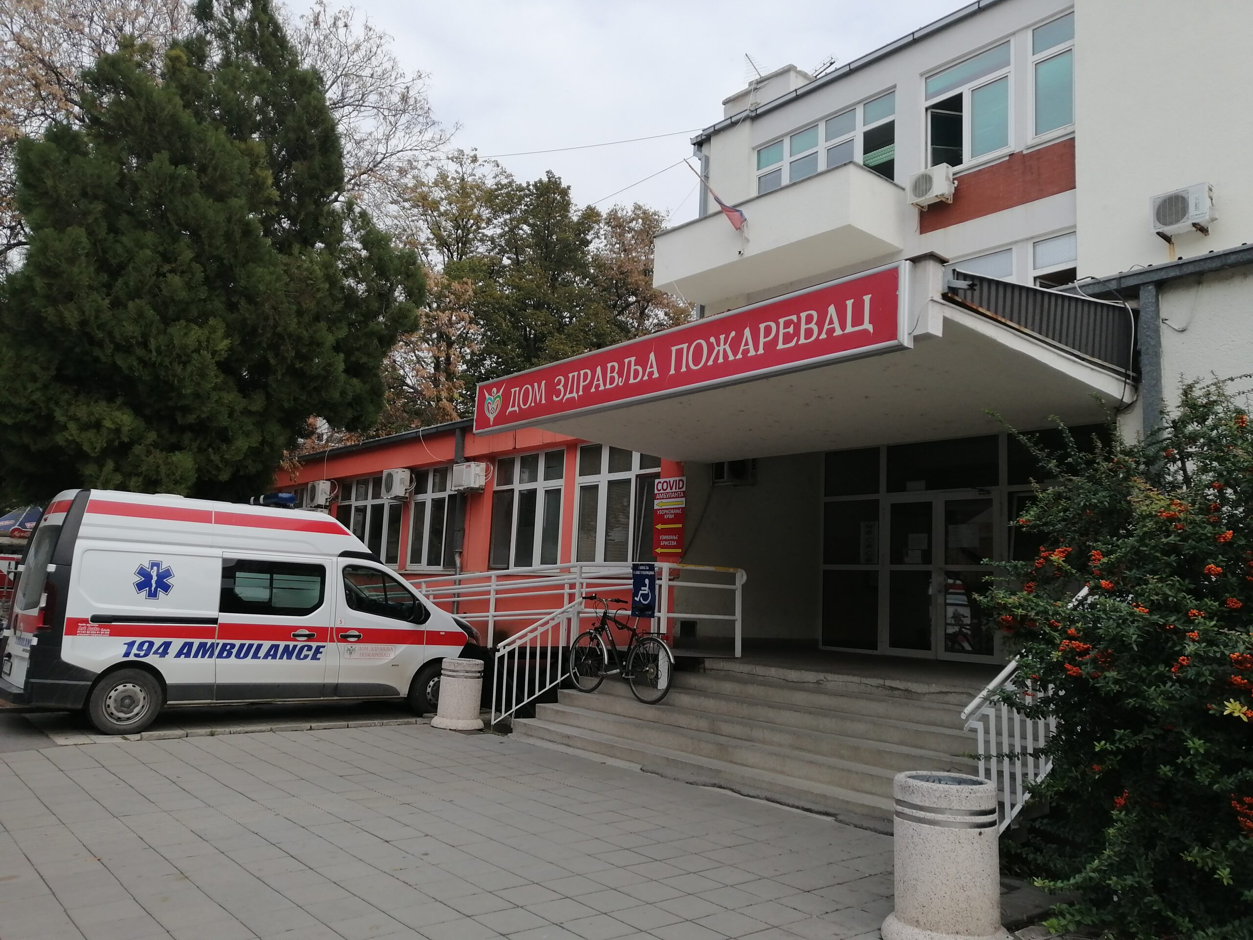 Epidemiološka situacija danas mirnija, vojska postavlja šator za pacijente ispred Kovid ambulante Do...