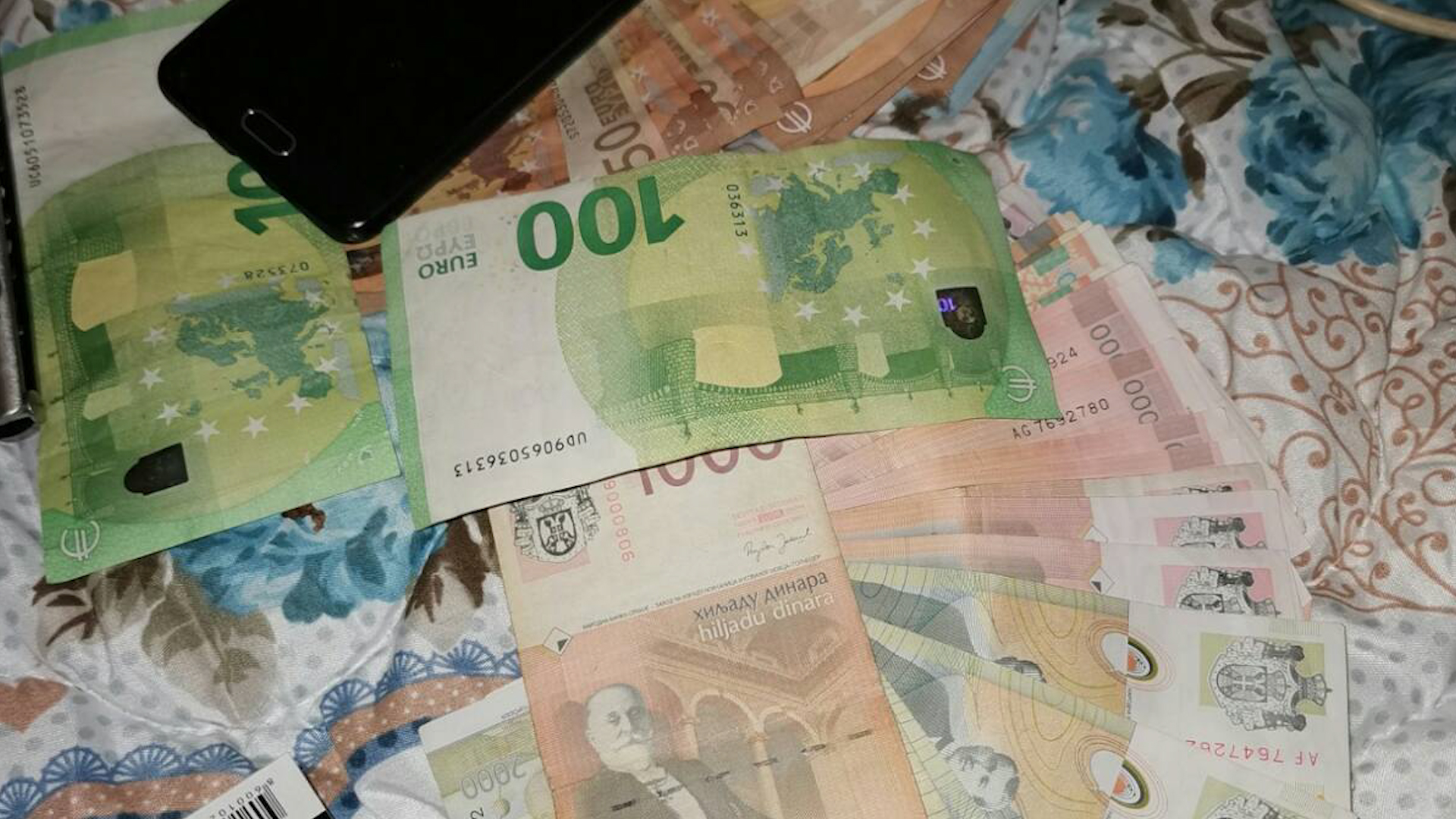 Policija: Razbojnik sa budakom, pre menjačnice provalio u prehrambenu prodavnicu i odneo proizvode v...