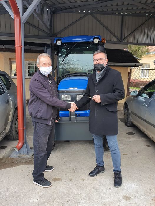 Žabari: traktor sa rasipačem soli predat JKP „Komunalac“
