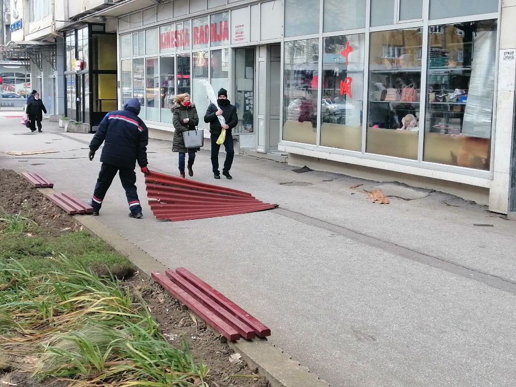 OPREZ: U Tabačkoj čaršiji, poletele osb table sa krova zgrade