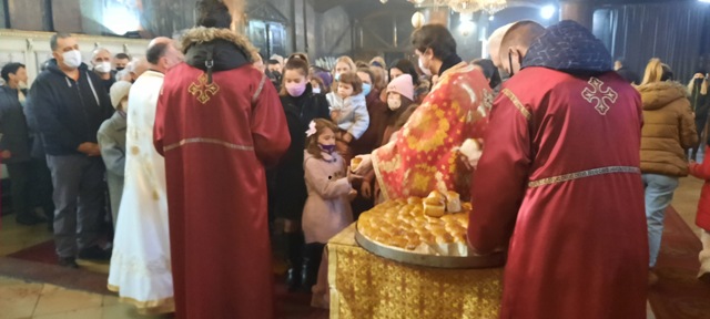 Veliko Gradište: Vernici dočekali Božić uz česnicu