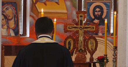 Moleban za uspešan početak izgradnje ograde na porti Crkve Svetog Maksima Ispovednika u Kostolcu