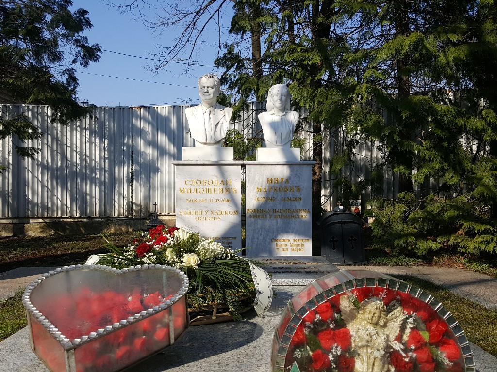 (FOTO) Na Slobinom grobu poklonili se Šainović, Mrkonjić, ministar Vulin i brojni građani