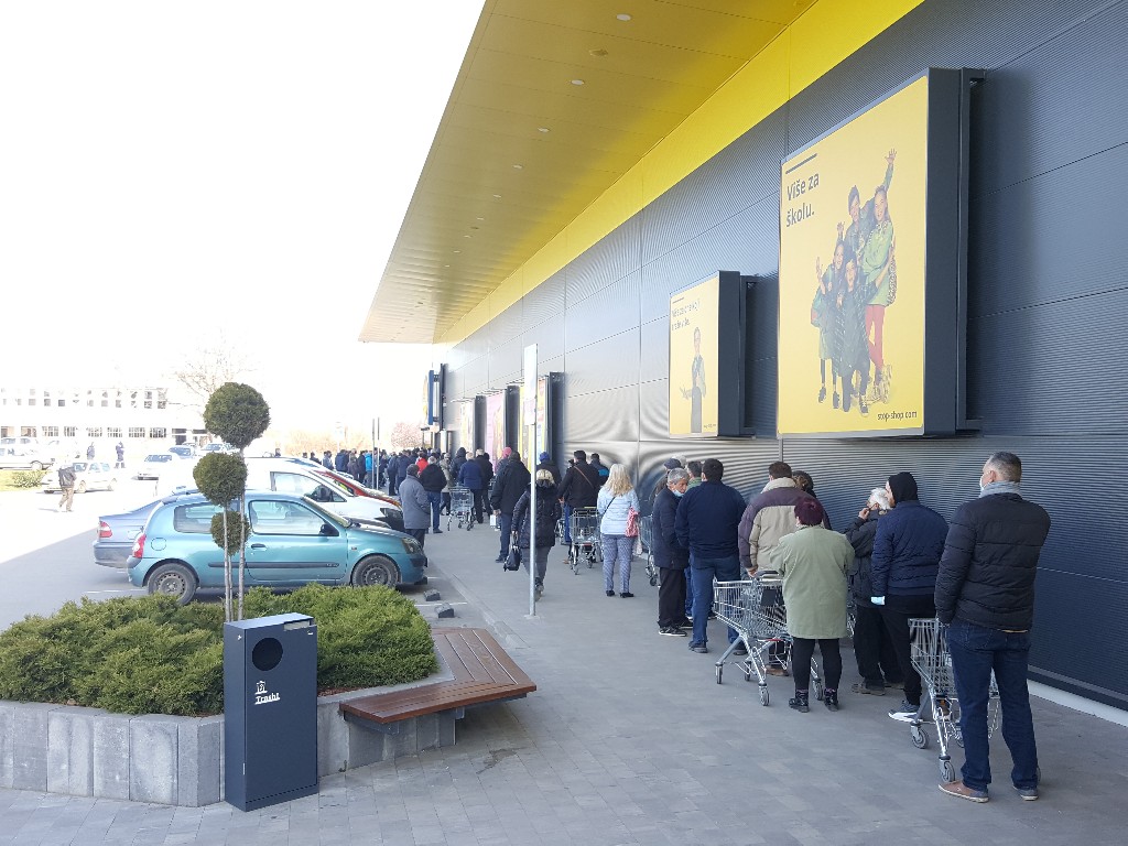 Lidl: Nema jeftinih pilića, ali povorka kao svadbena