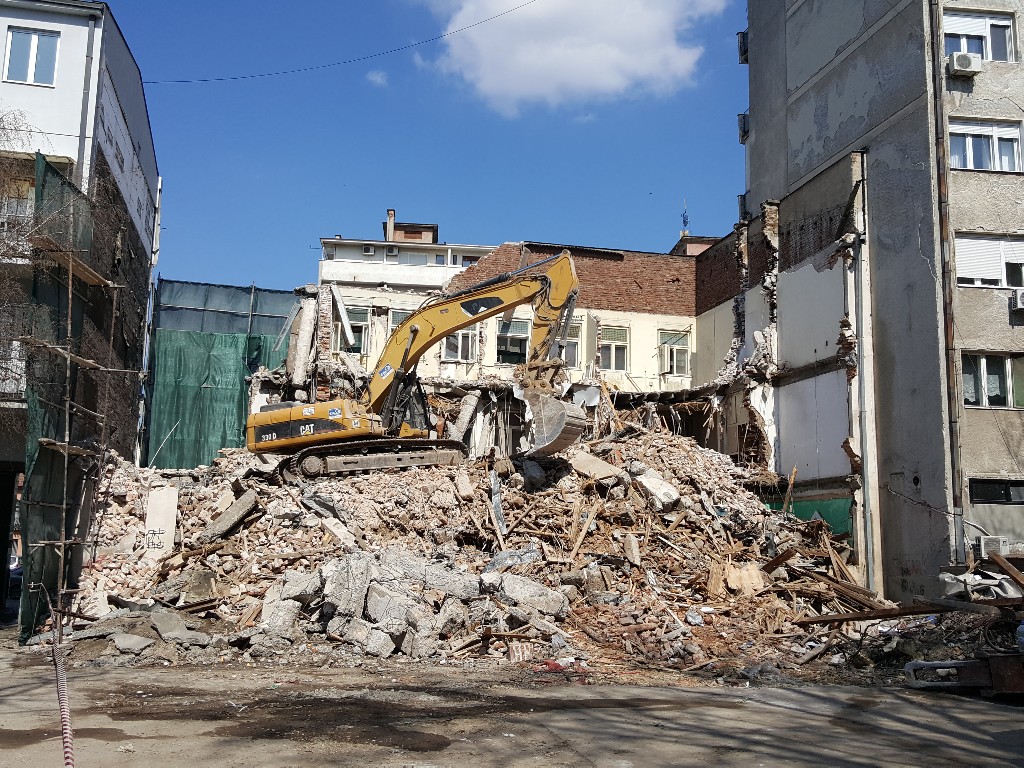 Požarevac: U toku je rušenje zgrade nekadašnjeg „Bioekskluziva“