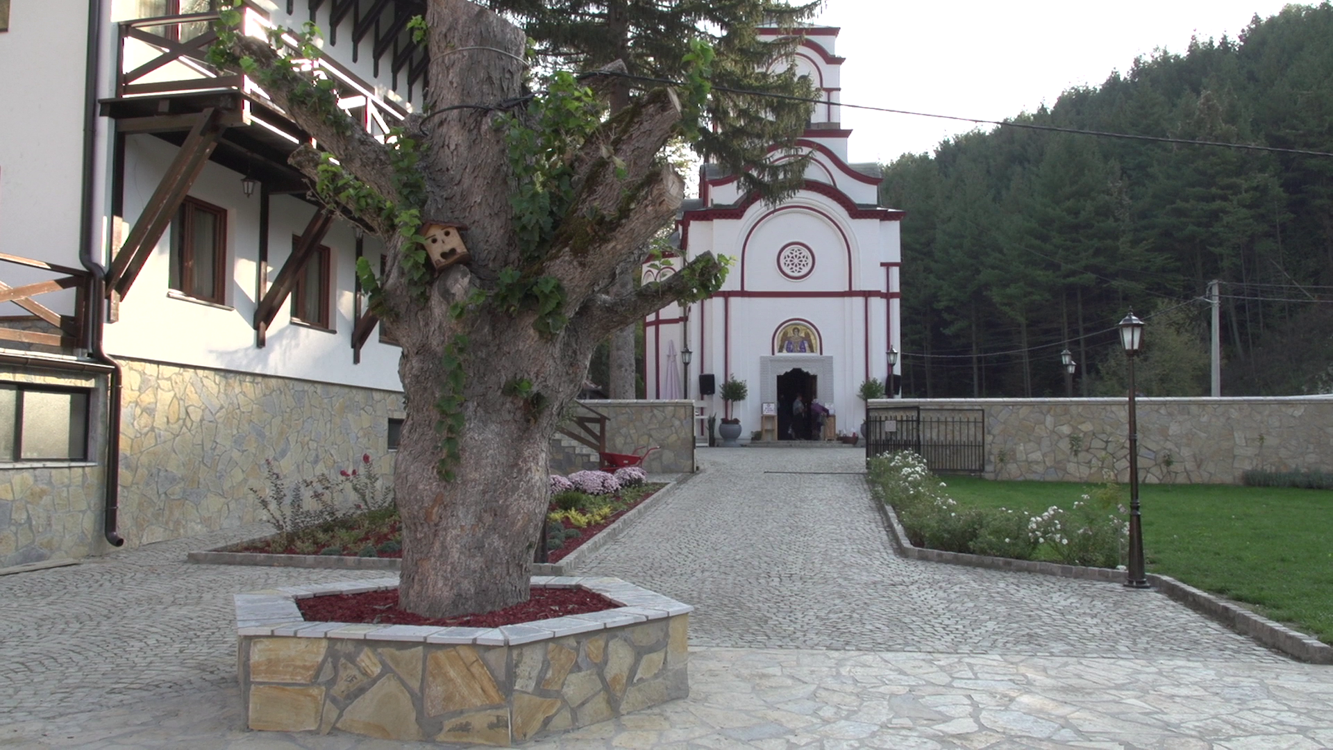 Manastir Tumane, nadaleko čuven po isceljenjima, godišnje poseti milion vernika (FOTO)