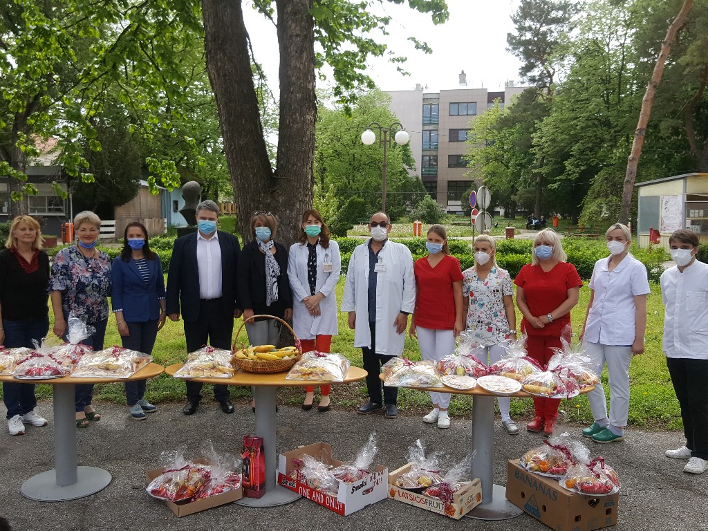Vaskršnji pokloni za radnike iz kovid zone Opšte bolnice Požarevac(FOTO)