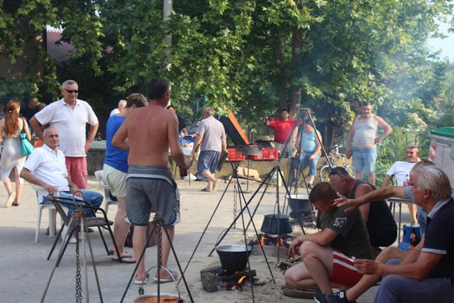 Ostrovačka čorbijada u zagrljaju Srebrnog jezera