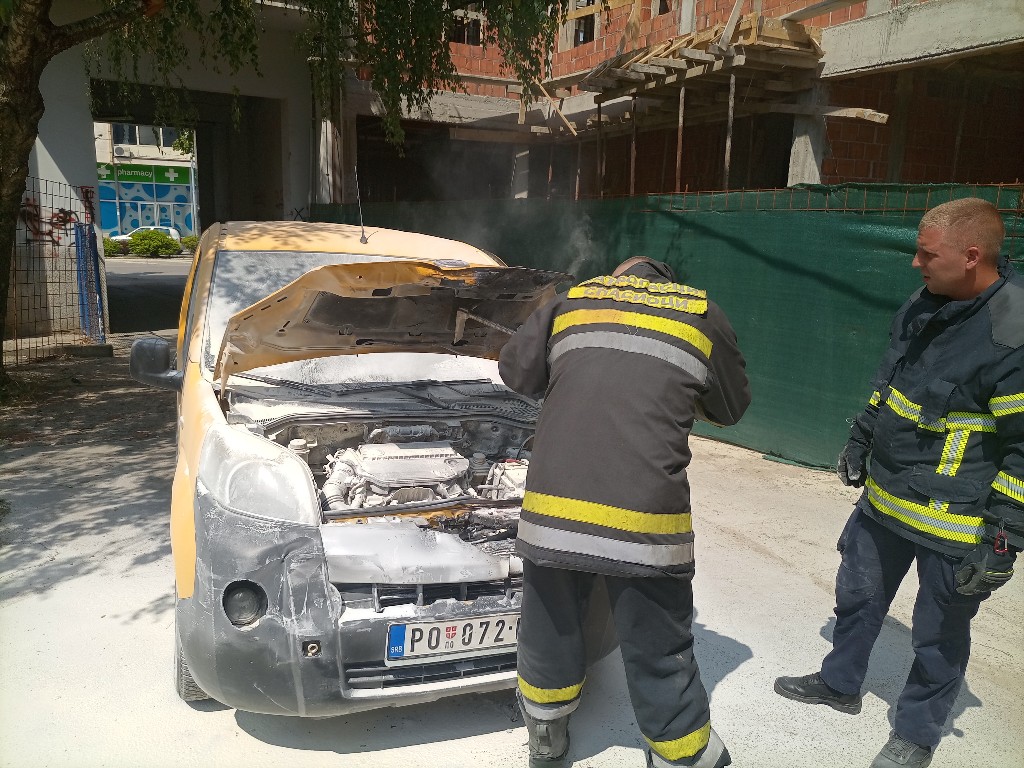 Auto požar vatrogasci