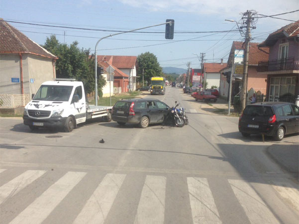 Petrovac na Mlavi: Sudar automobila i motora na raskrsnici!