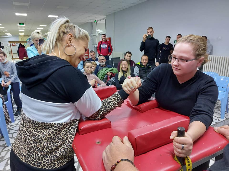 U Požarevcu prvi put održano takmičenje u amaterskom obaranju ruku! FOTO