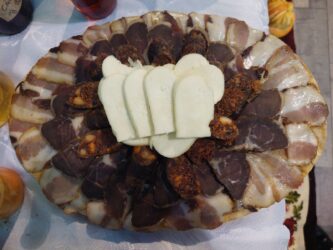 Etnosekcija KUD-a Mladost iz Poljane domaćim proizvodima najavila 17. Uskršnji etno festival FOTO GA...