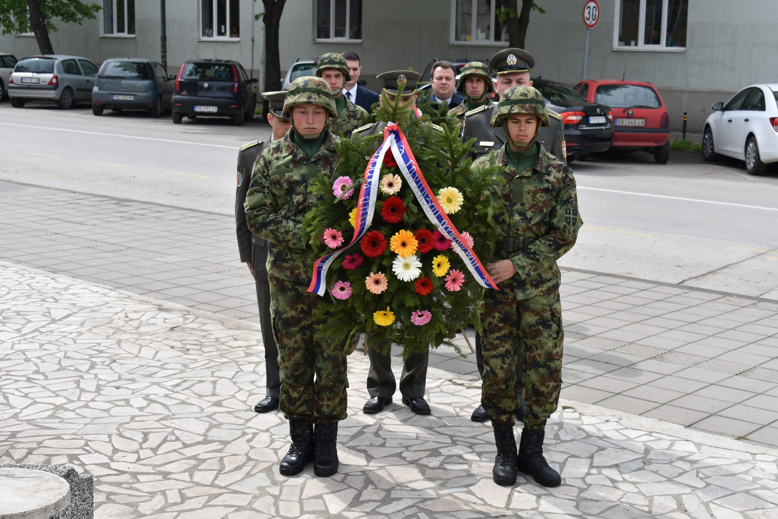 Povodom Dana vojske položeni venci na spomenik „Sloboda“