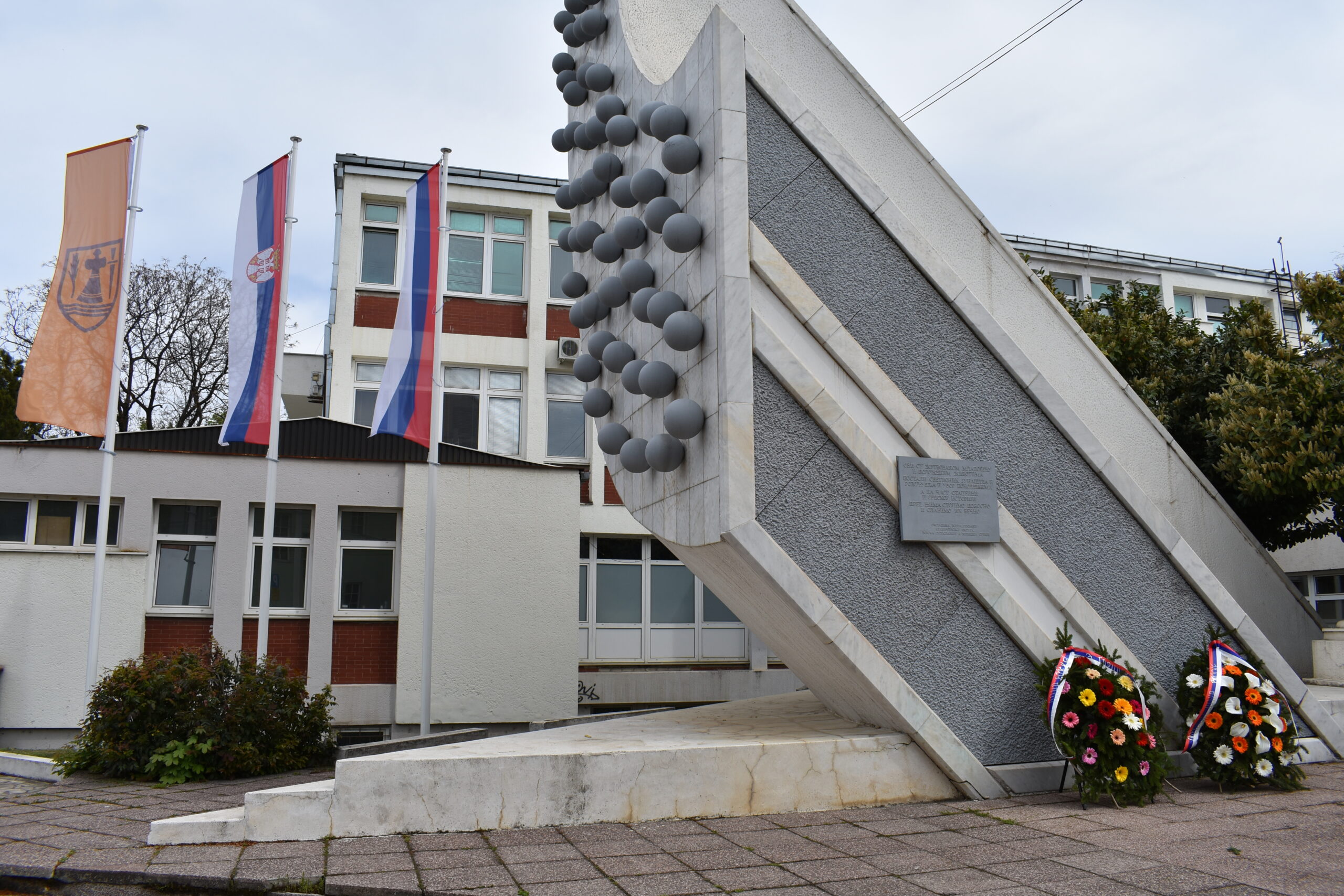 Povodom Dana vojske položeni venci na spomenik „Sloboda“