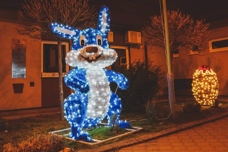 Postavljene su uskršnje svetleće dekoracije u Požarevcu i Kostolcu