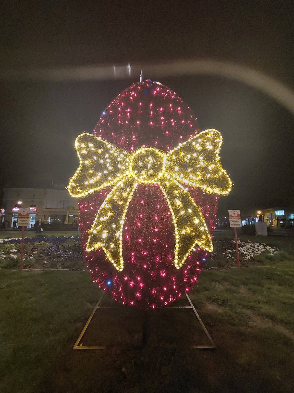 Postavljene su uskršnje svetleće dekoracije u Požarevcu i Kostolcu