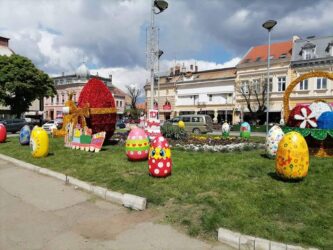 Mališani dekorisali Gradski trg FOTO GALERIJA