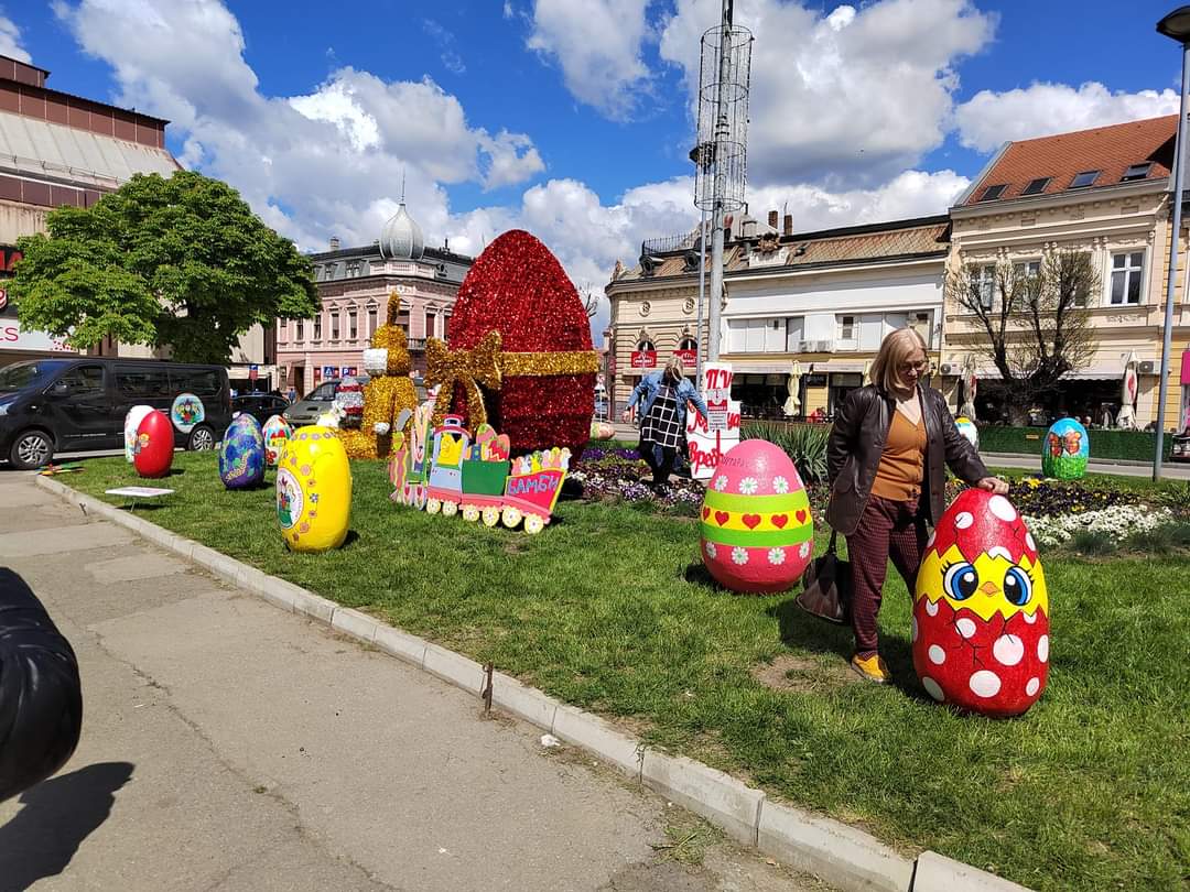 Mališani dekorisali Gradski trg FOTO GALERIJA