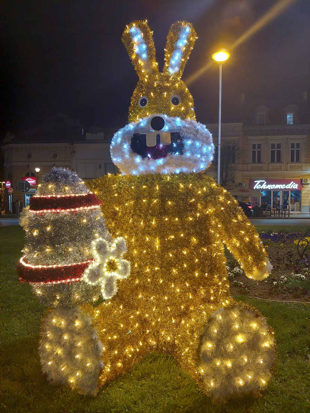 Postavljene su uskršnje svetleće dekoracije u Požarevcu i Kostolcu
