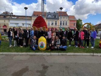Mališani dekorisali Gradski trg FOTO GALERIJA