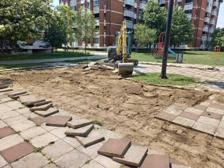 Započeti su radovi na uređenju kompletnog kompleksa dečijeg igrališta u ulici Stevana Nemanje u Kostolcu