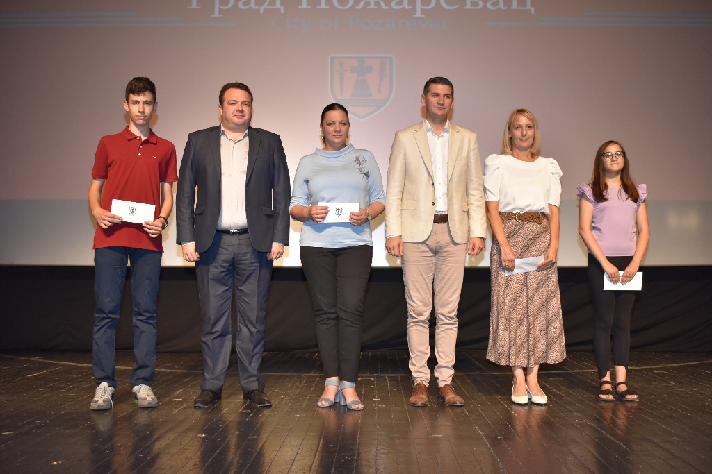 Uručene nagrade za učenike generacije i osvajače jedna od prva tri mesta na međunarodnim i republičkim takmičenjima
