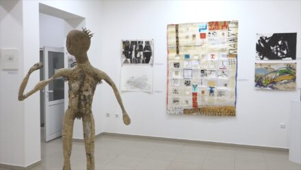 U Galeriji savremene umetnosti otvorena izložba –  Izbor iz zbirke međunarodnog bijenala umetnosti „ArtiJA“ Spomen-parka Kragujevački oktobar
