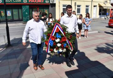 Spomenik srpskim vojnicima 1912-1918 u Požarevcu posetili volonteri Psihološkog centra iz Kostolca