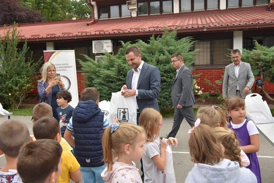 Podeljeni paketići za đake prvake u požarevačkim osnovnim školama