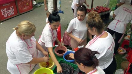 „Izađi mi na teglu“ – Gradski park u Požarevcu danas miriše na papriku