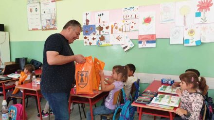 Paketi sa školskim priborom za đake prvake u Kostolcu