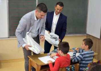 Podeljeni paketići za đake prvake u požarevačkim osnovnim školama