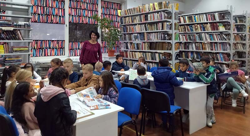 Prvaci iz Osnovne škole „Jovan Cvijić“, posetili su biblioteku u Kostolcu