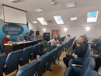 Uručeni ugovori o sanaciji stolarije vredne 8 miliona dinara u opštini Kučevo