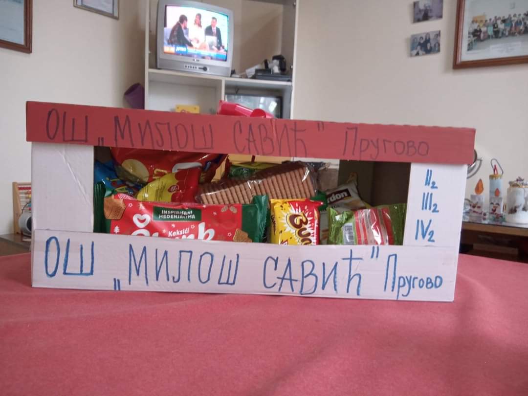 Učenici i zaposleni donirali paketiće za decu kоrisnika Narodne kuhinje