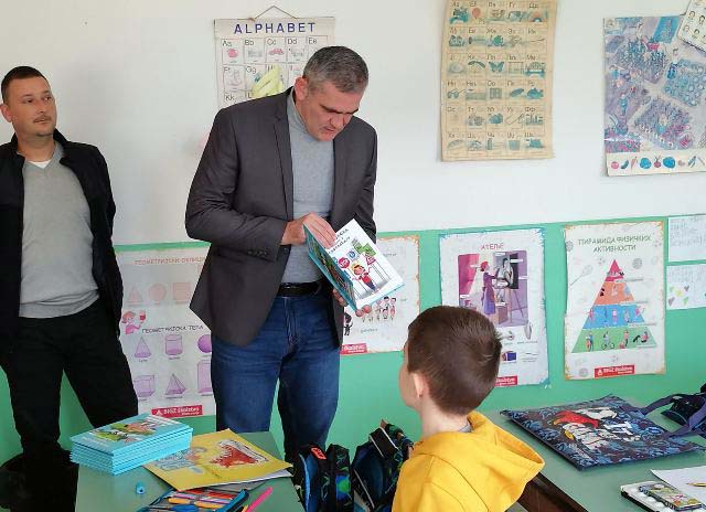 Prvacima i predškolcima podeljena “Pažljivkova pravila“ i bojanke u opštini Veliko Gradište