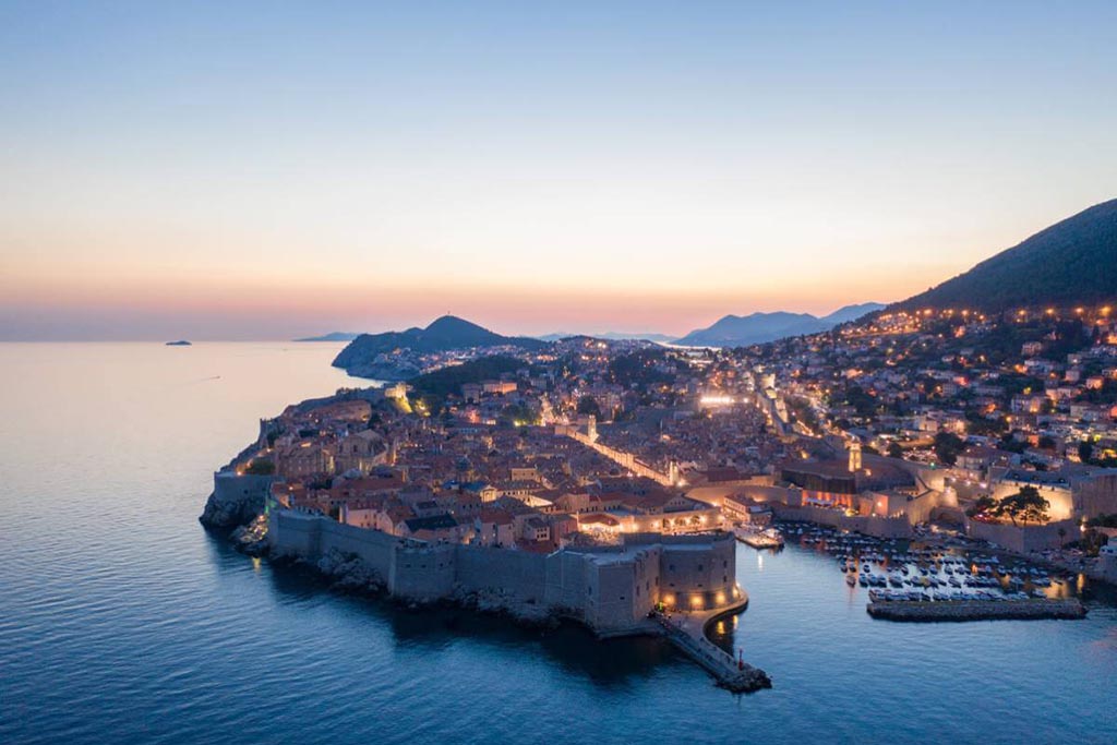 Dubrovnik zidine more suton kuce svetla