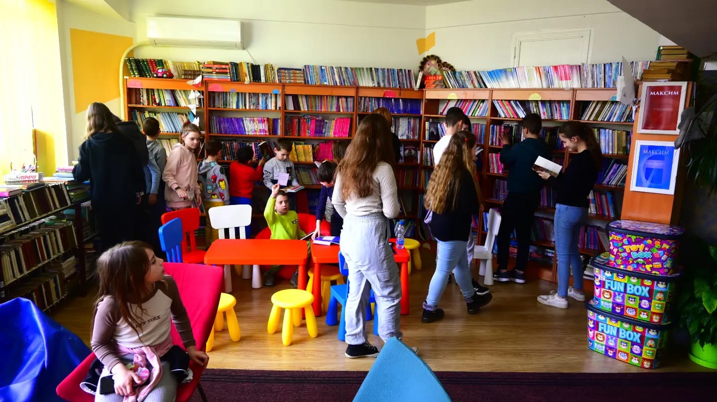 Učenici OŠ „Ugrin Branković“ iz Neresnice posetili Biblioteku „Nikola Sikimić Maksim“ u Kučevu