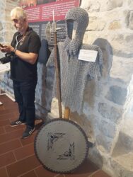 Izložba srednjevekovnih oklopa i fresaka „Sveti ratnici“ (FOTO GALERIJA)