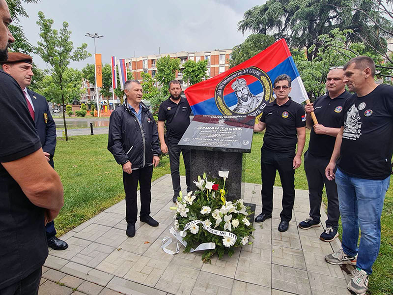 Položeni venci na spomen ploči poginulom vojniku Dušanu Tasiću