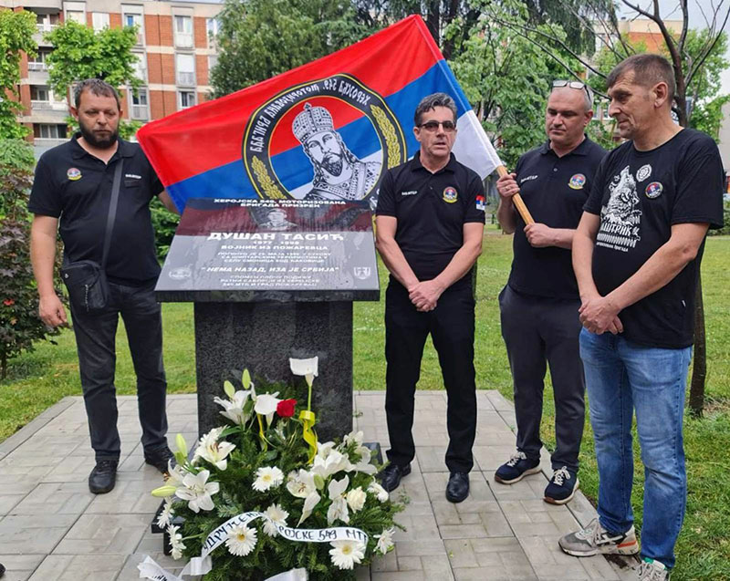 Položeni venci na spomen ploči poginulom vojniku Dušanu Tasiću
