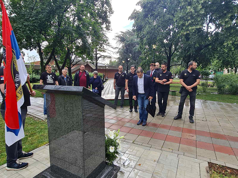 Položeni venci na spomen ploči poginulom vojniku Dušanu Tasiću
