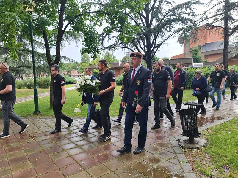 Položeni venci na spomen ploči poginulom vojniku Dušanu Tasiću