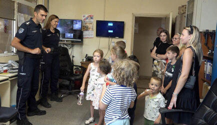 Policija Deca 01