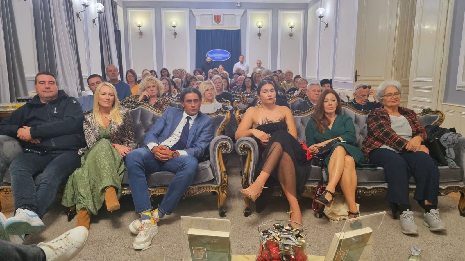 Požarevačka čitalačka publika je sa pažnjom i ljubavlju dočekala i ispratila na dalji književni put roman „Devet suza za Bakoče“, Miljene Drndar