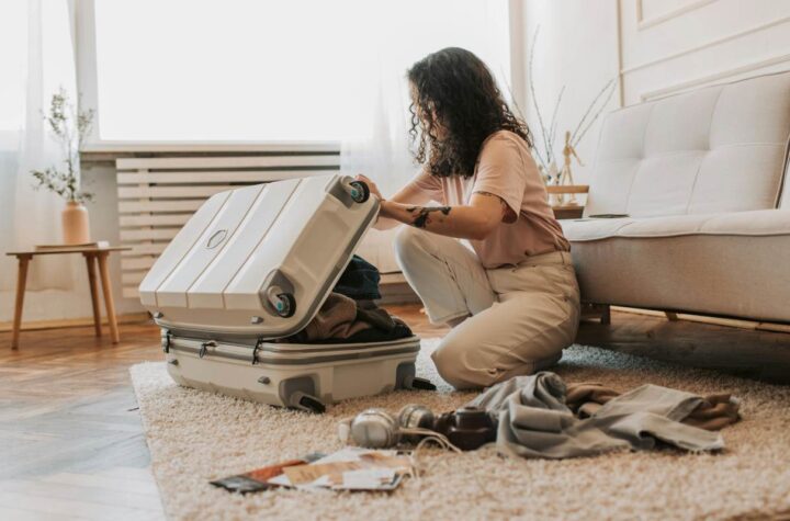 Devojka pakovanje kofer putovanje